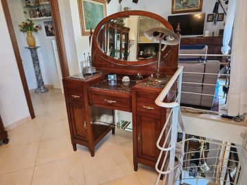 toletta antica con specchio