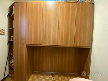 Armadio a ponte capiente e robusto