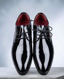 Scarpe Derby Vernice Nera con Dettagli Brogue