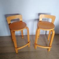 2 sgabelli firmati Alivar ispirati ad Alvar Aalto