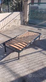 Rete letto in metallo con doghe in legno