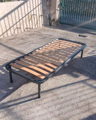 Rete letto in metallo con doghe in legno