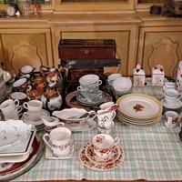 vari serviti in porcellana e ceramica