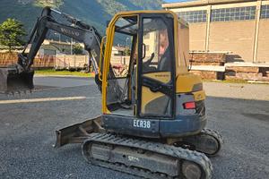 escavatore volvo ecr 38
