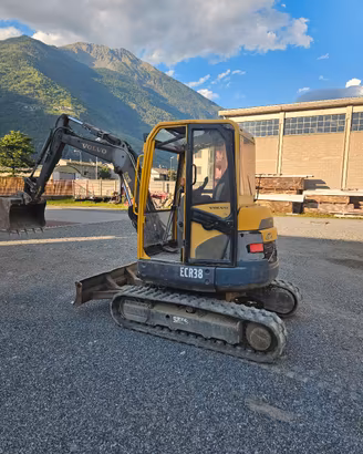 escavatore volvo ecr 38