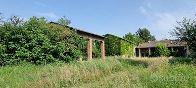 Rustico / Casale di 1100 m² con più di 5 locali a 