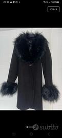 cappotto con pelliccia sul collo e sui polsi