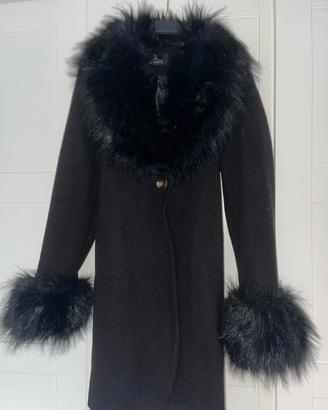 cappotto con pelliccia sul collo e sui polsi