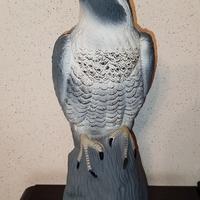 Falco finto realistico per giardino e balcone