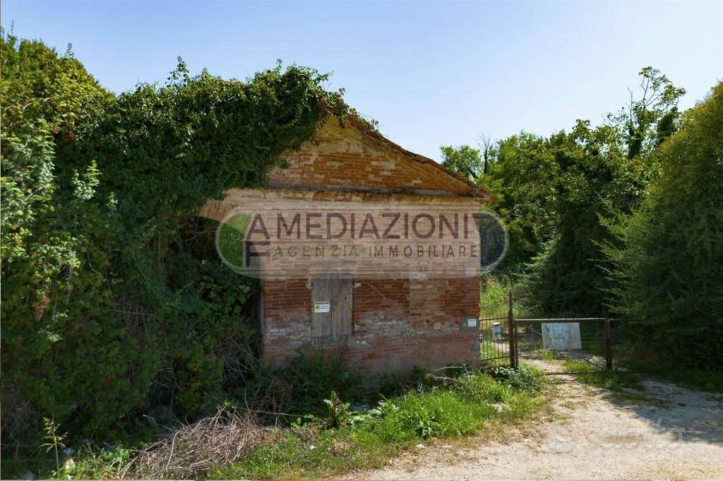 Rustico / Casale di 649 m² con più di 5 locali a V - Vista 2