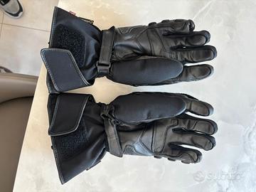 Scarpe più stivali più guanti moto