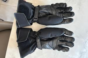 Scarpe più stivali più guanti moto