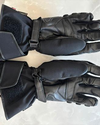 Scarpe più stivali più guanti moto