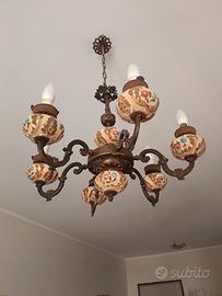 Lampadario ferro battuto e porcellana 