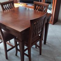 tavolino allungabile e sedie in legno