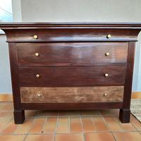 Comò in legno di noce