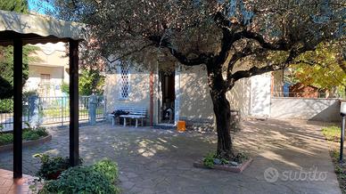 Villettina con ampio giardino a 150 metri dal mare