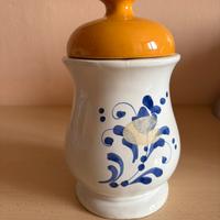 Vaso dipinto in blu con tappo giallo