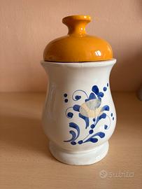 Vaso dipinto in blu con tappo giallo