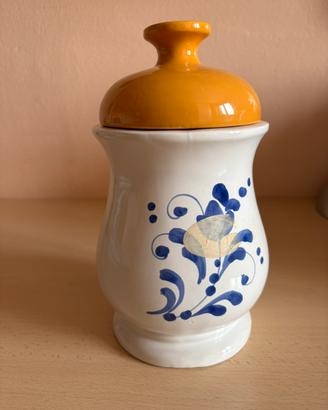 Vaso dipinto in blu con tappo giallo