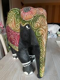 elefante in legno dipinto a mano