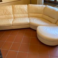 Divano  angolare in pelle con pouf