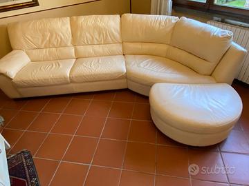 Divano  angolare in pelle con pouf