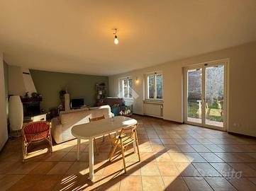 VILLA A SCHIERA A MOMO