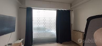 Tenda nera e supporto