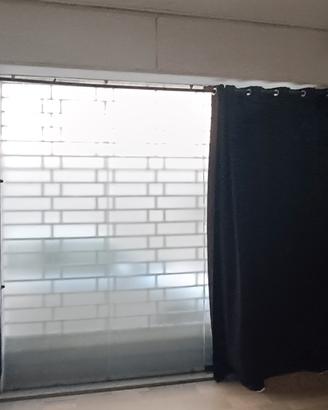 Tenda nera e supporto