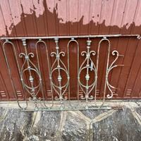 Ringhiera in ferro battuto e portapacchi