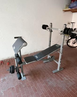Panca inclinabile con bilanciere e pesi