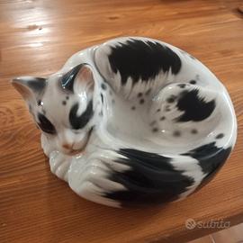 Gatto accoccolato in  ceramica