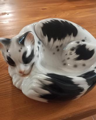 Gatto accoccolato in  ceramica