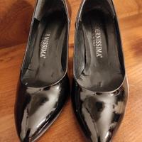 scarpe col tacco in vernice nera