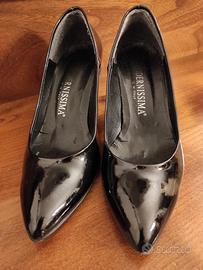 scarpe col tacco in vernice nera