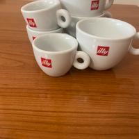 Tre tazze caffé tre tazze cappuccino bisnche ILLY