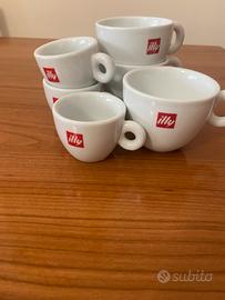 Tre tazze caffé tre tazze cappuccino bisnche ILLY