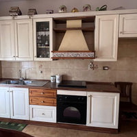 Cucina Lube in legno, con tavolo e sedie