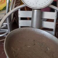 N. 2 bilance, affettatrice e macina tutto.