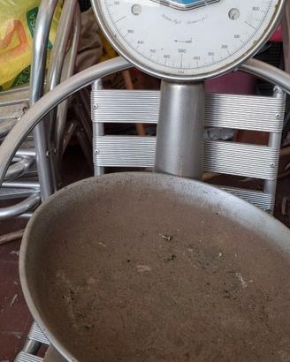 N. 2 bilance, affettatrice e macina tutto.