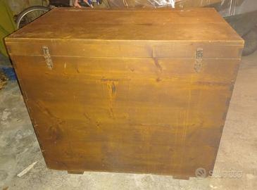 Vecchio baule cassettone in legno della nonna