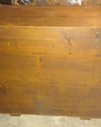 Vecchio baule cassettone in legno della nonna