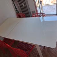 Tavolo da cucina/soggiorno + 4 sedie.