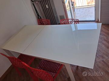 Tavolo da cucina/soggiorno + 4 sedie.