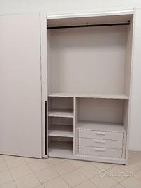 armadio con ante scorrevoli