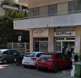 Locale commerciale, doppio ingresso