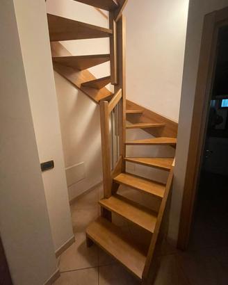 Scala in legno massello a giorno