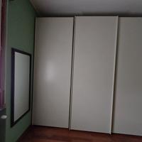 Armadio bianco laccato con ante a scorrimento 