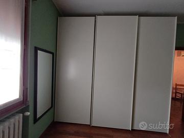 Armadio bianco laccato con ante a scorrimento 